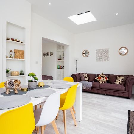 Large Modern Family Home Windsor Buitenkant foto