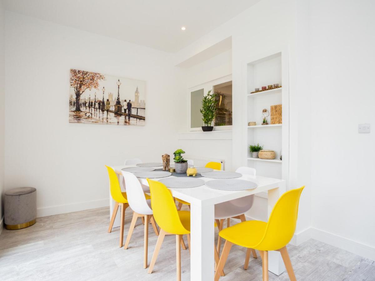 Large Modern Family Home Windsor Buitenkant foto