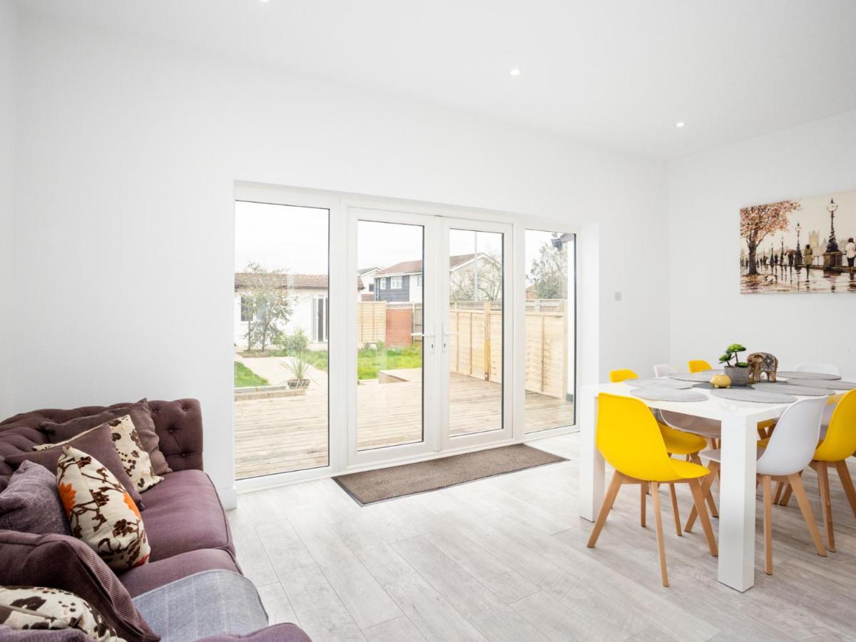 Large Modern Family Home Windsor Buitenkant foto