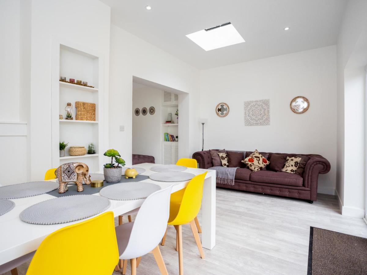 Large Modern Family Home Windsor Buitenkant foto