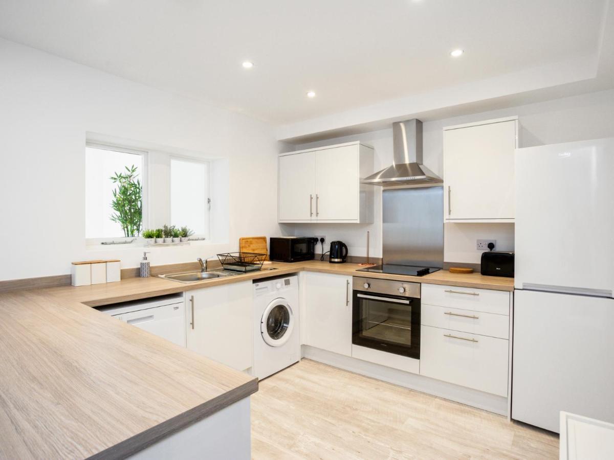 Large Modern Family Home Windsor Buitenkant foto