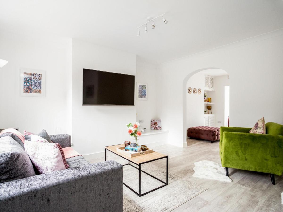 Large Modern Family Home Windsor Buitenkant foto