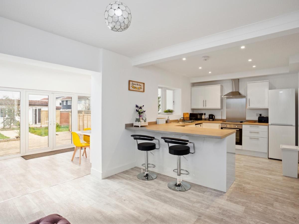 Large Modern Family Home Windsor Buitenkant foto